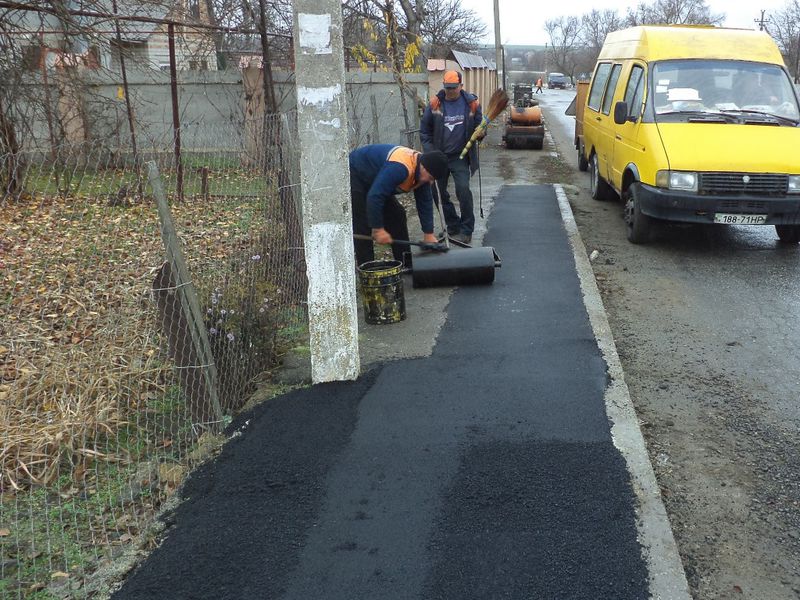 В очікуванні зими запорізькі дорожники облаштовують автошляхи регіону 