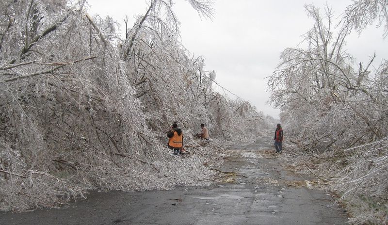 Запорізькі дорожники ліквідовують наслідки негоди