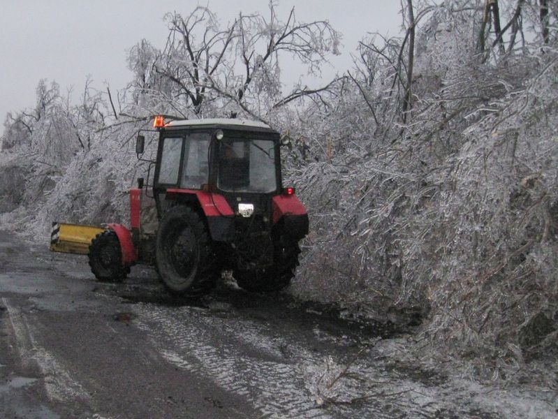 Запорізькі дорожники ліквідовують наслідки негоди