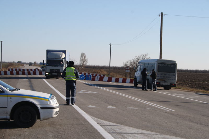 На під’їздах до Мелітополя завершується облаштування блокпостів