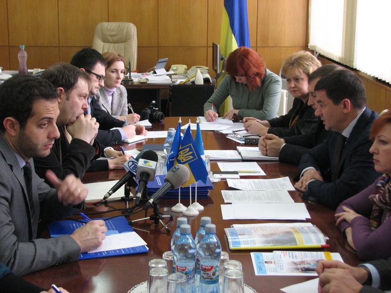 Обласна влада налагоджує співпрацю з міжнародними організаціями з метою допомоги переселенцям