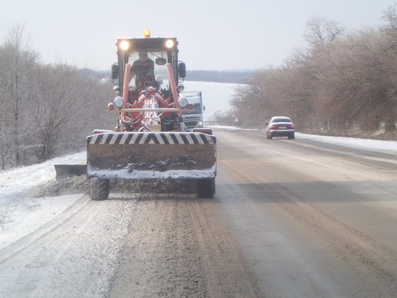 Силами дорожників рух транспорту забезпечено майже на всіх автошляхах регіону