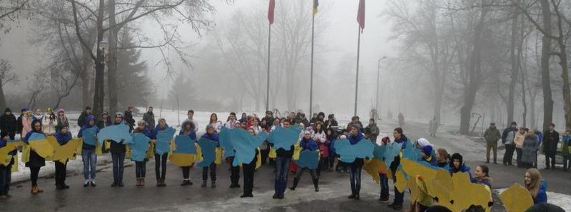 Запоріжці об’єднали два береги Дніпра патріотичним «ланцюгом єднання»