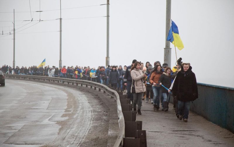 Запоріжці об’єднали два береги Дніпра патріотичним «ланцюгом єднання»