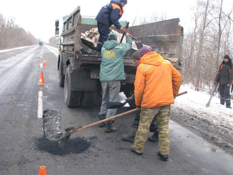 Дорожники використовують сприятливу погоду для ремонту автошляхів регіону