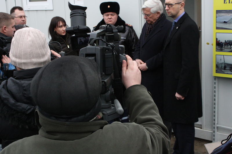 У ході робочої поїздки до Запоріжжя Прем’єр-міністр України Арсеній Яценюк разом із Послом Німеччини в Україні Д-ром Крістофом Вайлем відвідав модульне містечко для тимчасово переміщених осіб та перевірив стан його готовності  до заселення