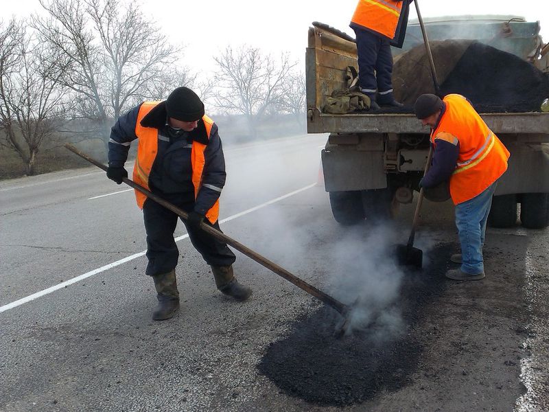 Запорізькі дорожники максимально використали сприятливу погоду для  ремонту автошляхів