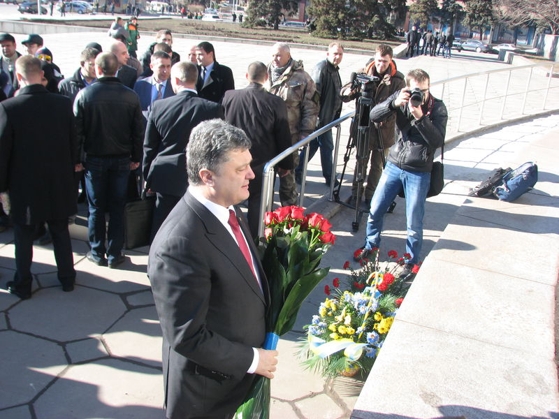 Президент поклав квіти до пам'ятного знака учасникам Революції Гідності