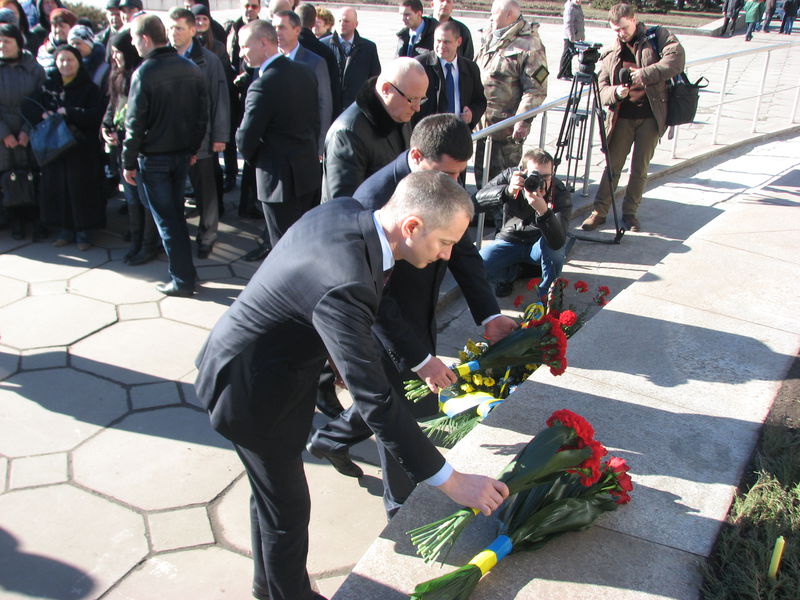 Президент поклав квіти до пам'ятного знака учасникам Революції Гідності
