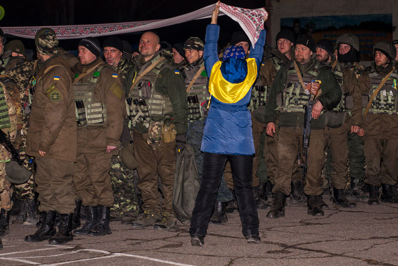 Запоріжці вітали бійців Національної гвардії України  та освідчувались у коханні