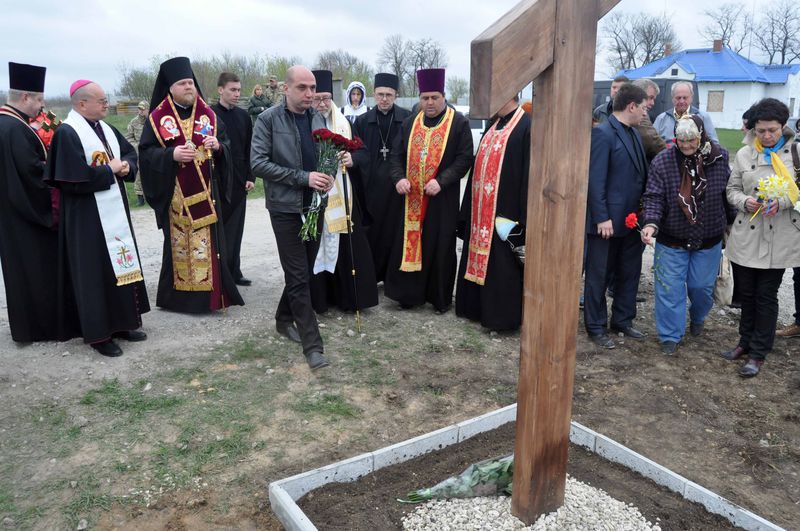 На згадку про загиблих героїв запоріжці встановили пам’ятний хрест