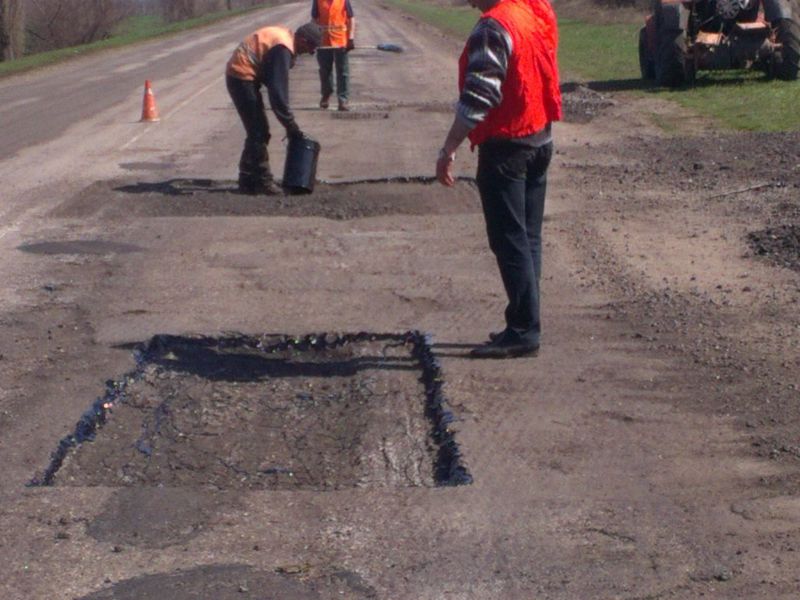 Автодорожники зосереджують увагу на ремонтах шляхів на курортних напрямах 