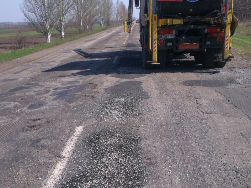 Автодорожники зосереджують увагу на ремонтах шляхів на курортних напрямах 