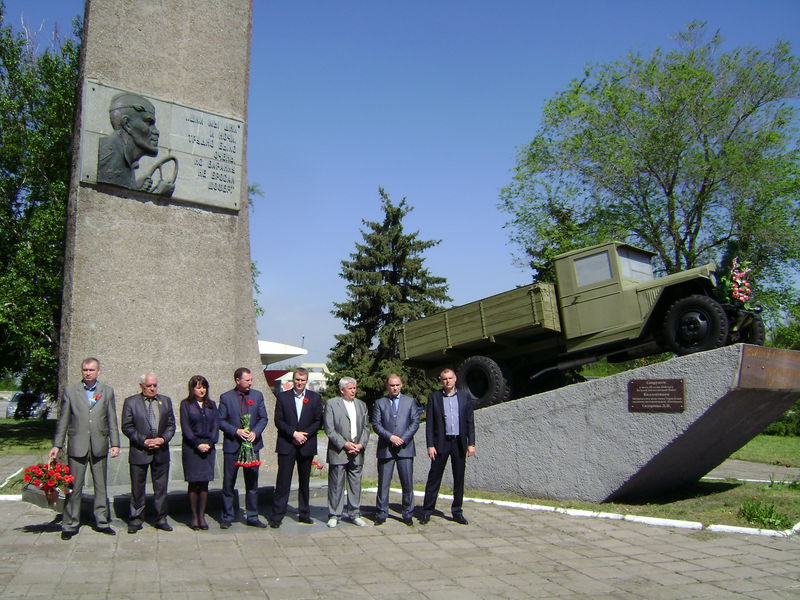 Святковий мітинг пройшов сьогодні біля пам`ятника воїнам-автомобілістам та дорожникам