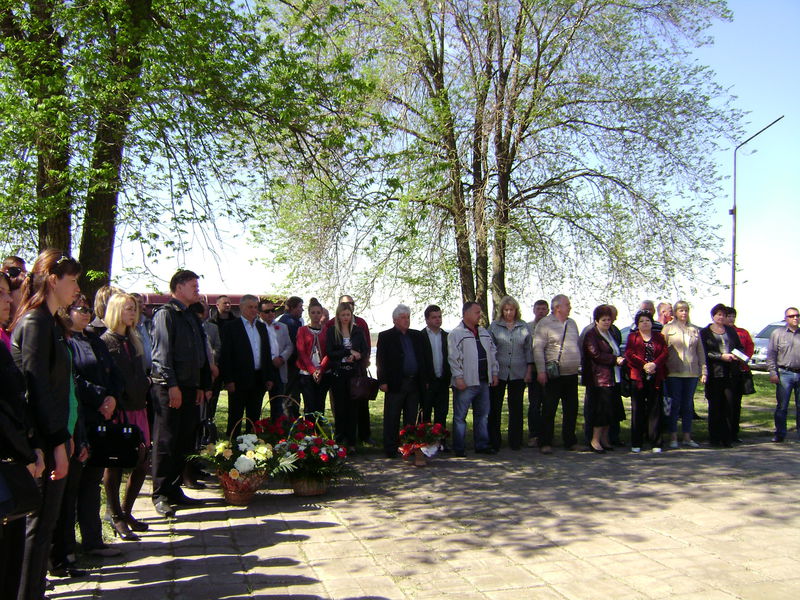 Святковий мітинг пройшов сьогодні біля пам`ятника воїнам-автомобілістам та дорожникам