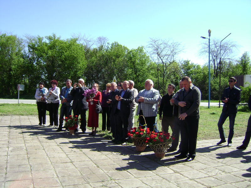 Святковий мітинг пройшов сьогодні біля пам`ятника воїнам-автомобілістам та дорожникам