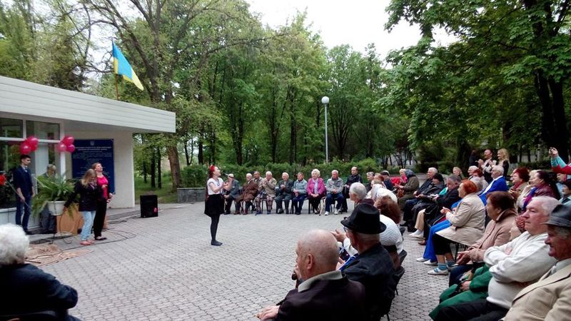 Запорізька молодь завітала до ветеранів війни, які лікуються у шпиталі