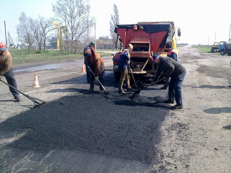 Дорожники планують завершити ямковий ремонт на автошляхах регіону до початку літа