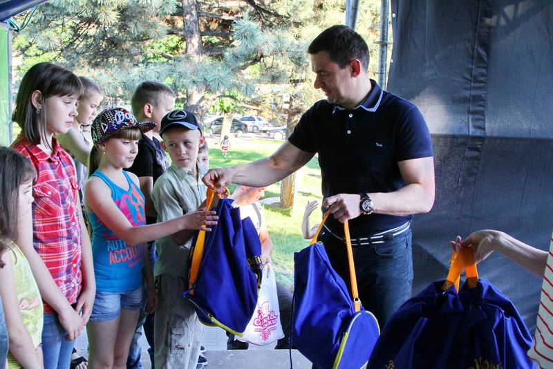 Григорій Самардак вручив дітям із сімей бійців-учасників АТО путівки на оздоровлення