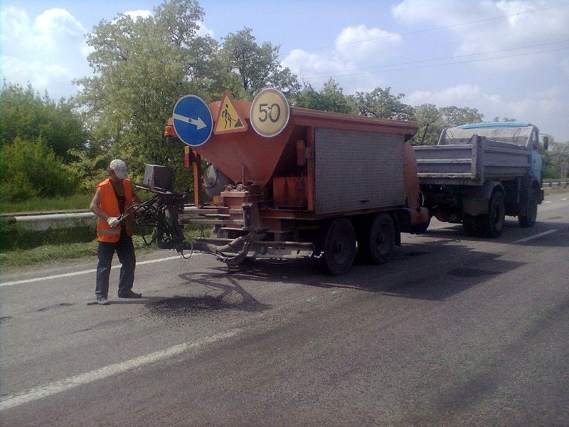 Ремонтні роботи на дорогах області не припиняються