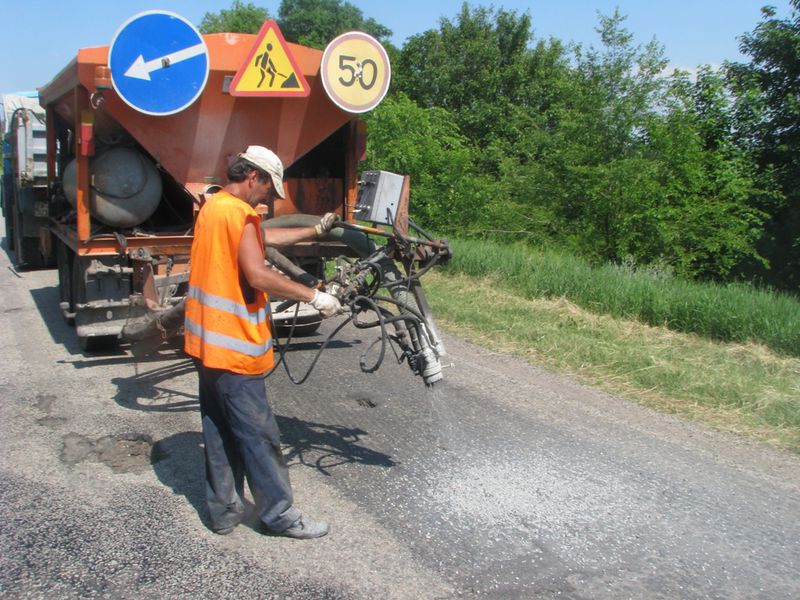 Роботи з ліквідації ямковості на дорогах державного значення завершуються