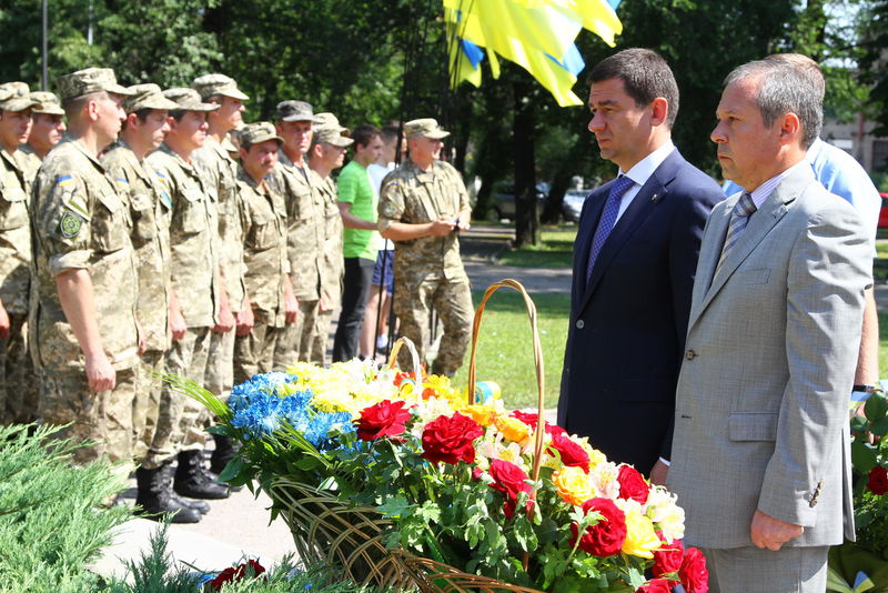 З нагоди Дня Конституції запоріжці вшанували героїв, полеглих у боротьбі за незалежність України