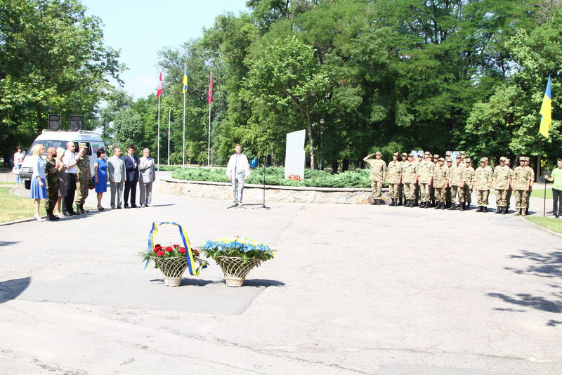 З нагоди Дня Конституції запоріжці вшанували героїв, полеглих у боротьбі за незалежність України