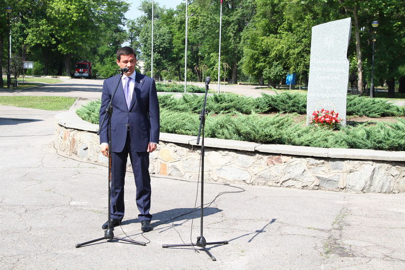 З нагоди Дня Конституції запоріжці вшанували героїв, полеглих у боротьбі за незалежність України