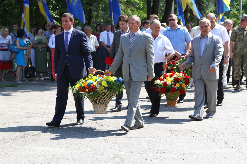 З нагоди Дня Конституції запоріжці вшанували героїв, полеглих у боротьбі за незалежність України