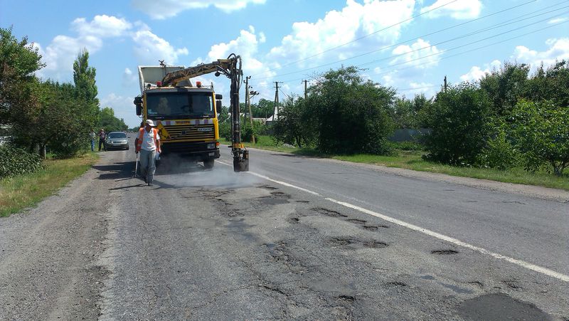 На дорогах області тривають ремонтні роботи