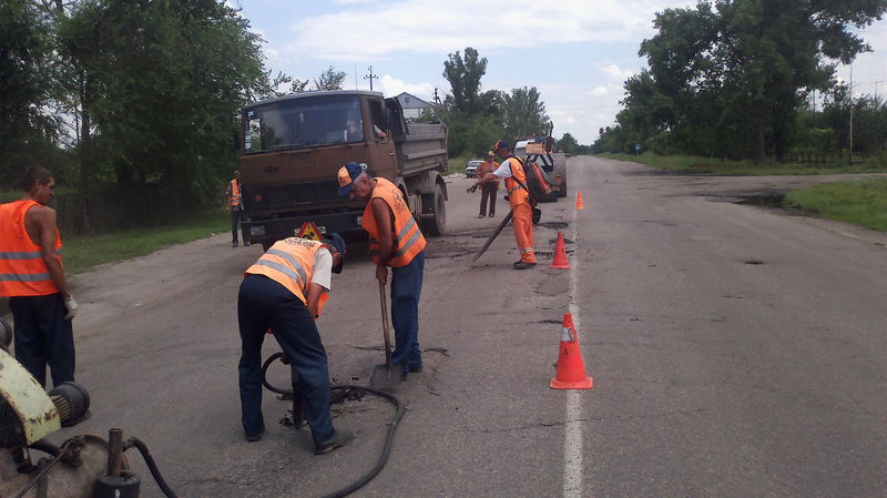 Після дощів дорожники знову взялися за ремонтні роботи