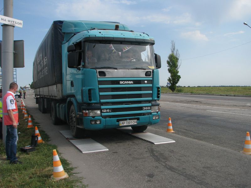 На дорогах  області відновлено  ваговий контроль вантажівок