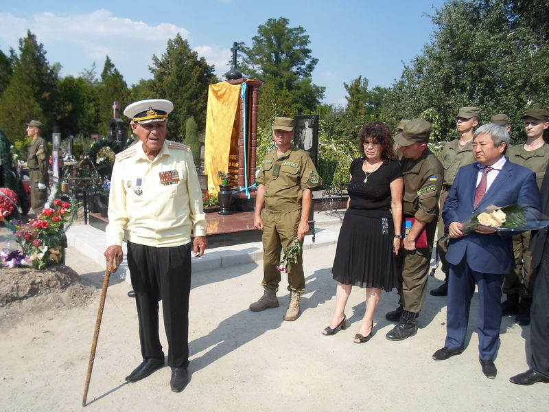 Запоріжці відкрили пам'ятник герою, загиблому в зоні АТО