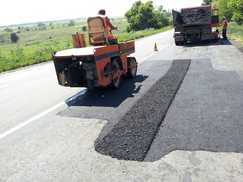 Тривають роботи з благоустрою автодоріг та смуг відводу