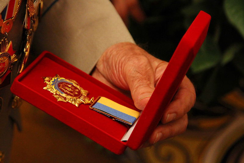 Григорій Самардак вручив медаль «За розвиток Запорізького краю» ветерану Петру Рубанову