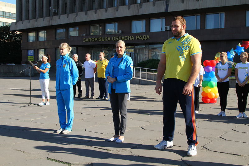 Під час зарядки держслужбовці та спортсмени показали, як працювати в команді 