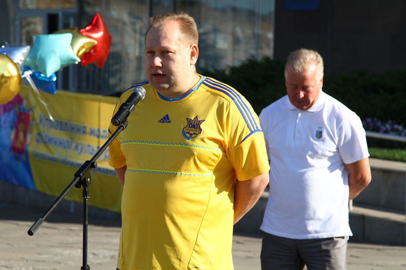 Під час зарядки держслужбовці та спортсмени показали, як працювати в команді 