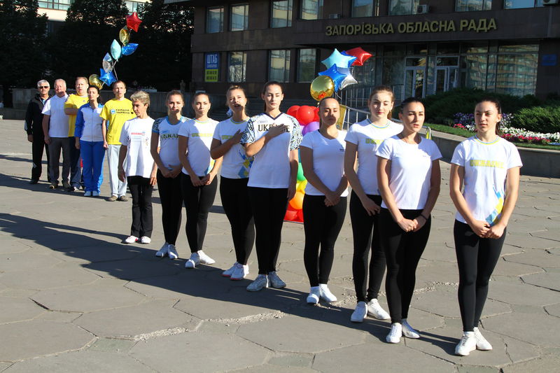 Під час зарядки держслужбовці та спортсмени показали, як працювати в команді 