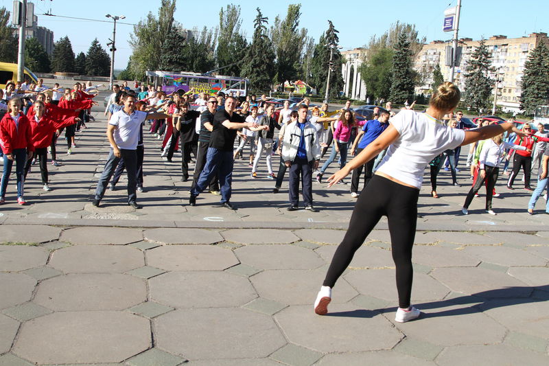 Під час зарядки держслужбовці та спортсмени показали, як працювати в команді 