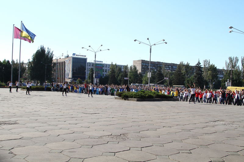 Під час зарядки держслужбовці та спортсмени показали, як працювати в команді 