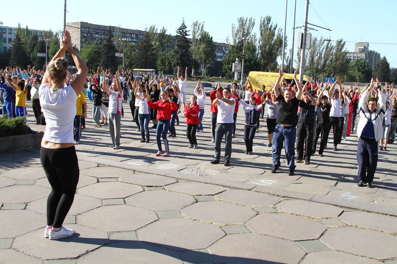 Під час зарядки держслужбовці та спортсмени показали, як працювати в команді 