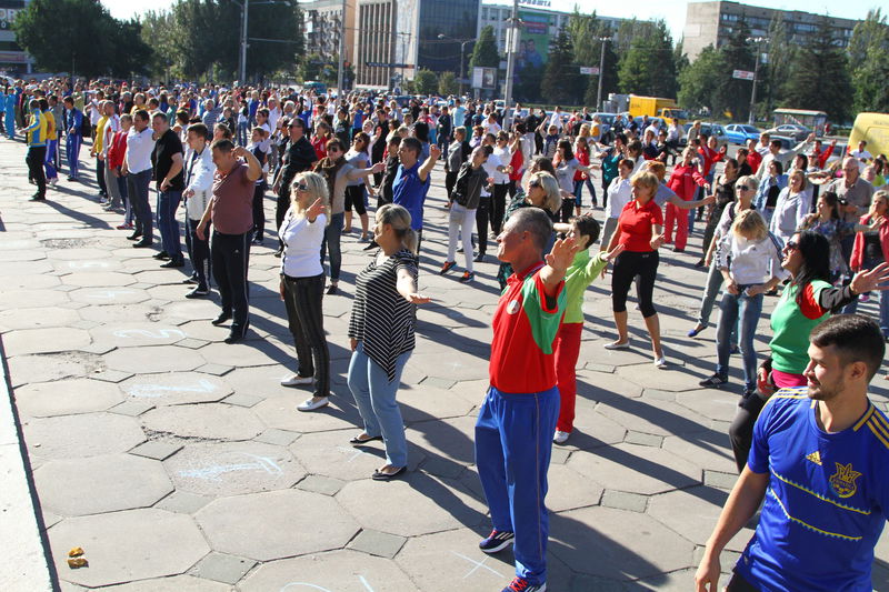 Під час зарядки держслужбовці та спортсмени показали, як працювати в команді 