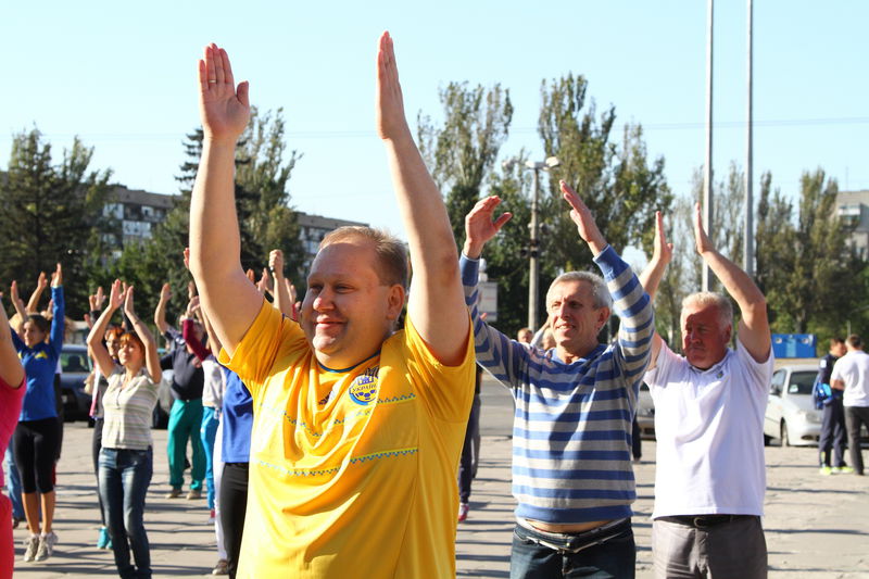 Під час зарядки держслужбовці та спортсмени показали, як працювати в команді 