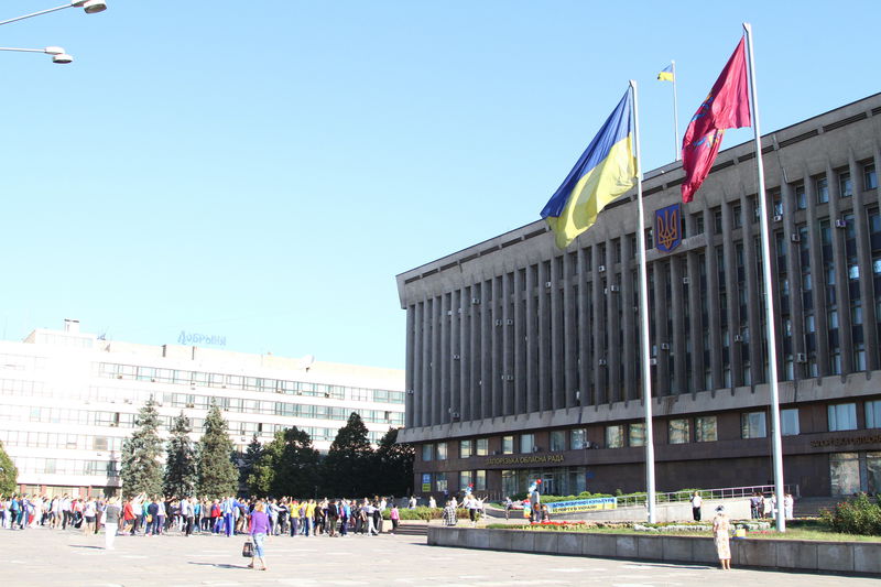 Під час зарядки держслужбовці та спортсмени показали, як працювати в команді 