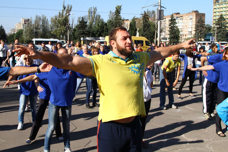 Під час зарядки держслужбовці та спортсмени показали, як працювати в команді 