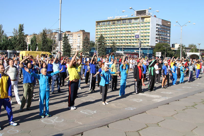 Під час зарядки держслужбовці та спортсмени показали, як працювати в команді 