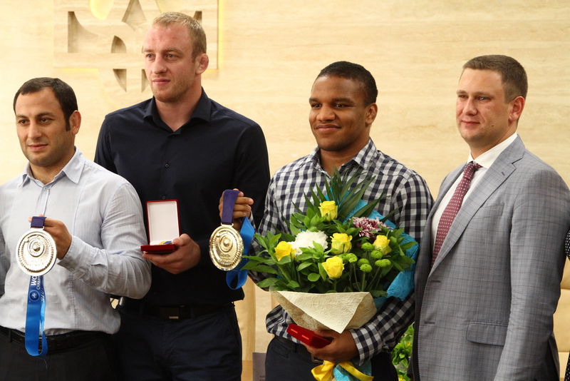 Запорізькі призери чемпіонату світу з боротьби нагороджені медалями «За розвиток Запорізького краю»