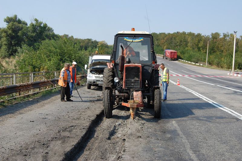 Розпочато аварійний ремонт  на мосту через річку Суха Балка 