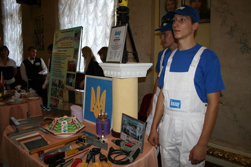 До Дня вчителя кращі освітяни отримали обласні премії