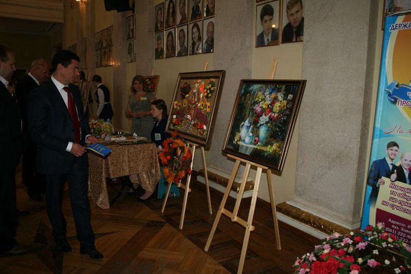 До Дня вчителя кращі освітяни отримали обласні премії